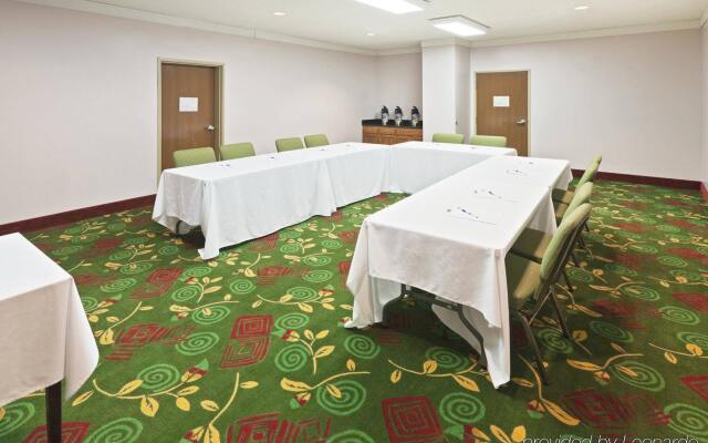 Holiday Inn Express & Suites Plainview by IHG