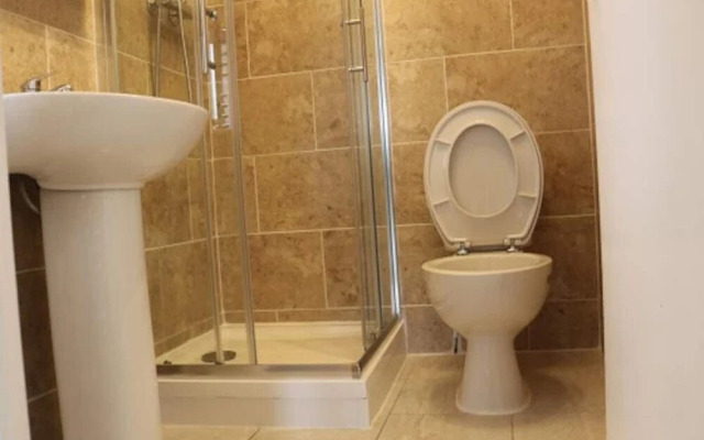 12 Guests 5-bedroom House in Central Birmingham