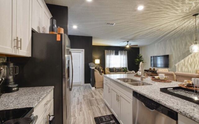 Storey Lake-5 Bedroom Townhome W/spashpool-1613st Townhouse