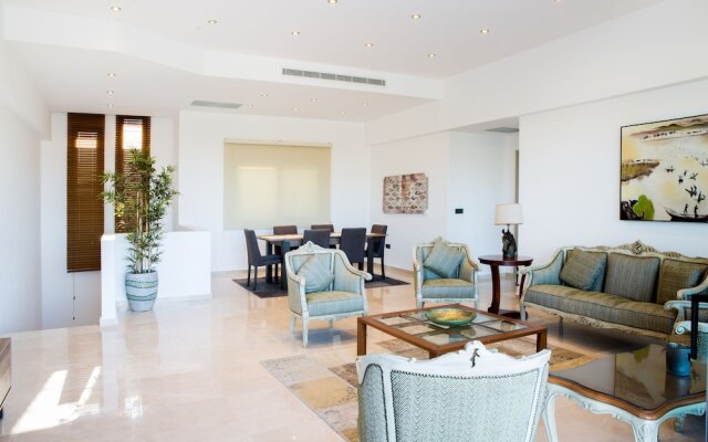 Important Group Villa Green