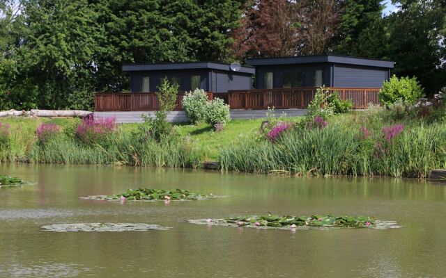 Beautiful Open Plan Lakeside Lodge in Shearsby