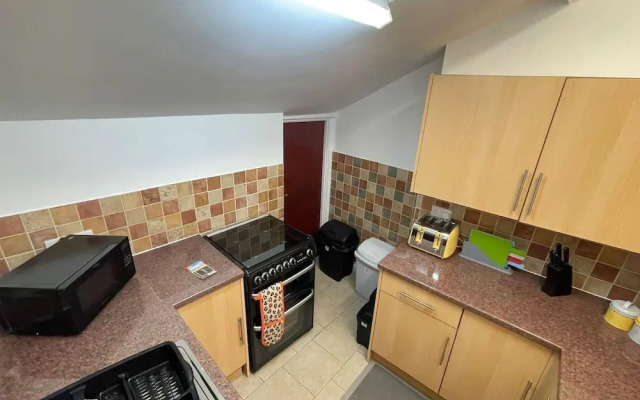 Impeccable 4-bed Home Away From Home in Swindon