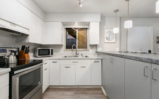 Caviar Suite, Moody Retreat by Old Town Square