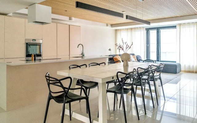 Luxurious 3-Br Apt with Balcony
