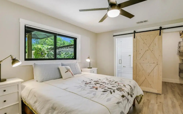 Charming Ranch Home Near Dell With Cocktail Pool