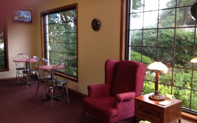 Candlewick Inn And Suites