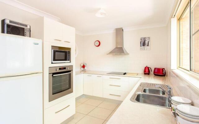 1/4 Huntly Close