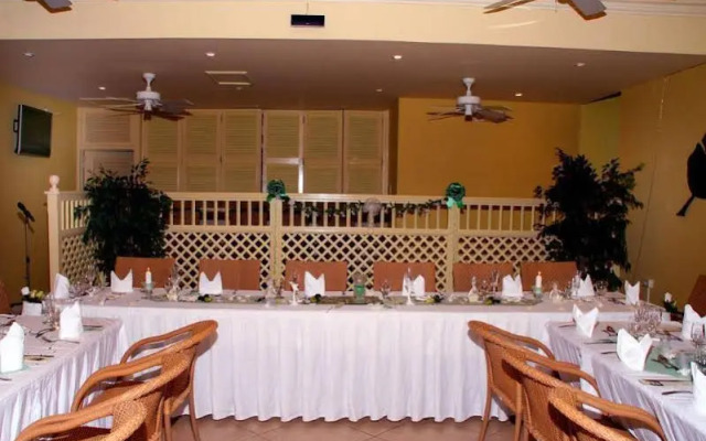 Tropical Winds Apartment Hotel