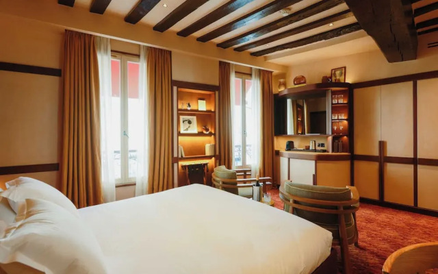 Confidential Room 5, a Stone's Throw From the Louvre