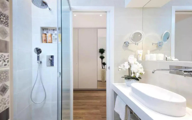 ★ Exclusive Central Apartment ★ FREE Garage ★