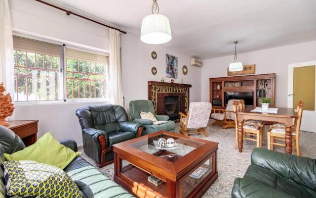 Chalet acogedor con piscina muy cerca de Granada