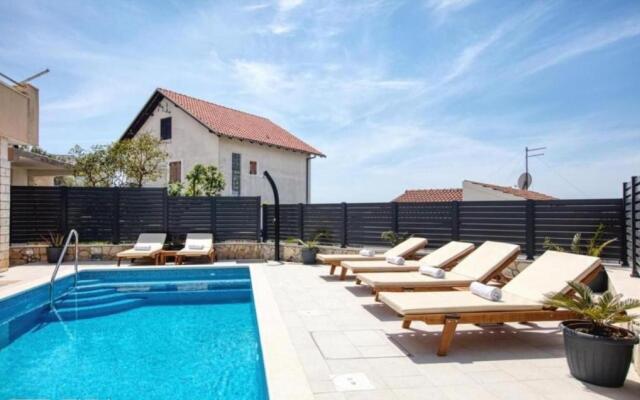 Mirka - With Heated Pool - H