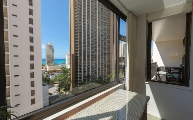 Waikiki Banyan - Partial Ocean View Tower 2 Suite 1204