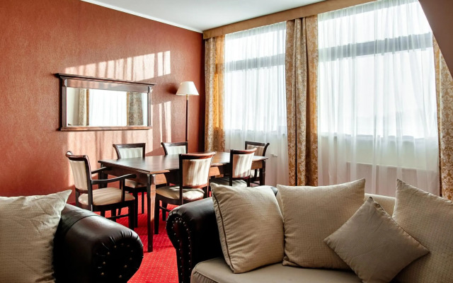 Grand Royal Hotel