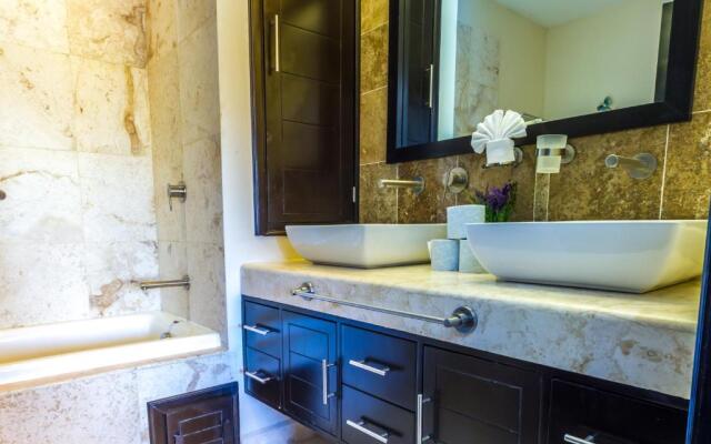 El Faro Oceanfront Apartments