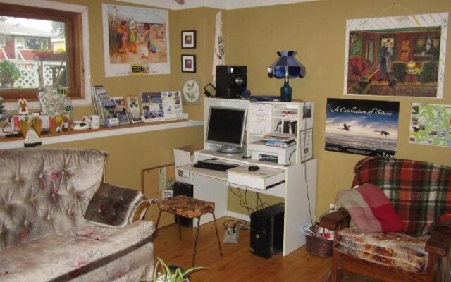 Beez Kneez Bakpakers