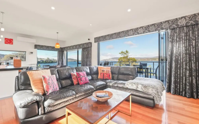 Waterfront Home - Gorgeous Views - 2 Bed