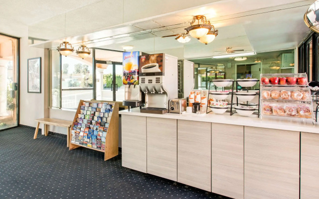 Rodeway Inn near Melrose Ave