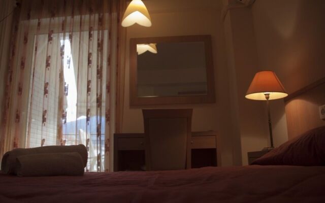 Saronis Hotel