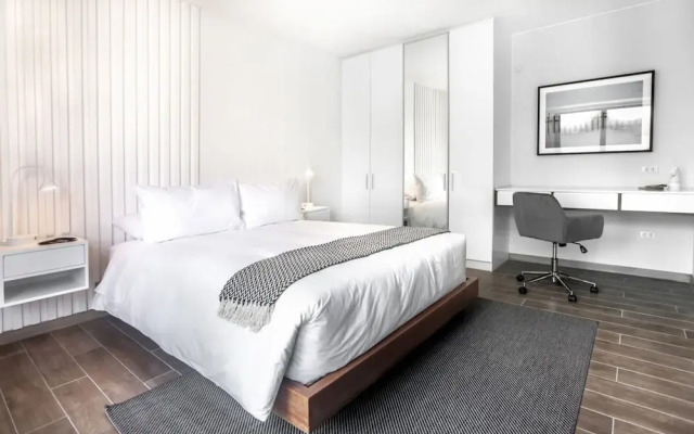 w Spacious 2BR in the Heart of Miraflores