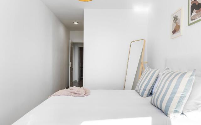 Beach apartment with terrace and private parking