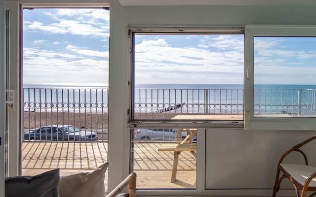 Stunning Beachfront Apt w Balcony Sea Views