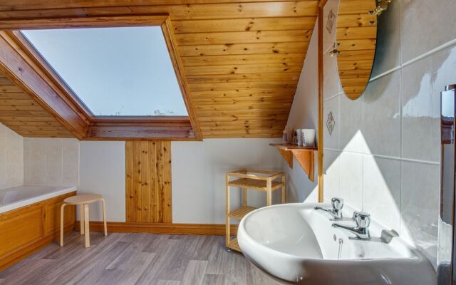 Modern Holiday Home in Moelfre Near Beach