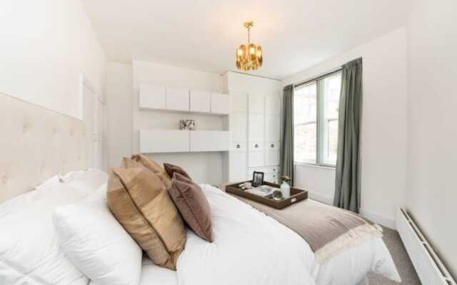 3 Bedroom House in Hampstead Village Sleeps 6