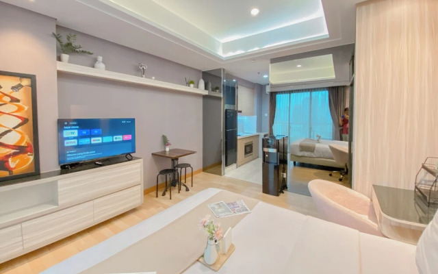 Spacious Studio Apartment at Capitol Suites