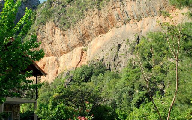 Dionysos Lodge