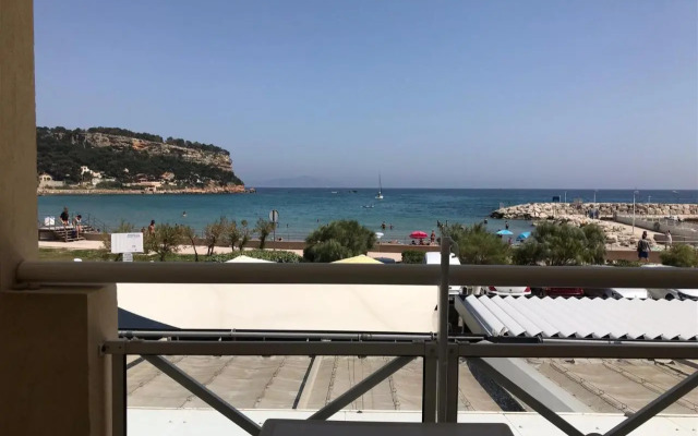 Front de mer les pieds dans l'eau