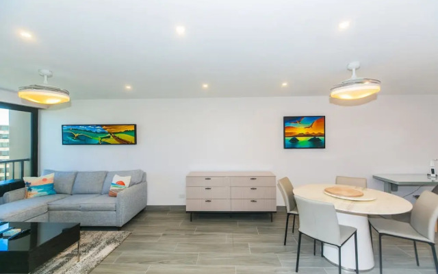 Spacious Condos with Private Balcony at Discovery Bay - Free Wifi, Near Beaches!