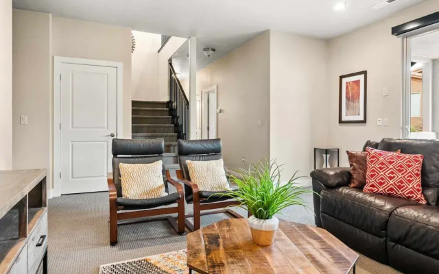2 Units Reunion Property 7 Bedroom Home