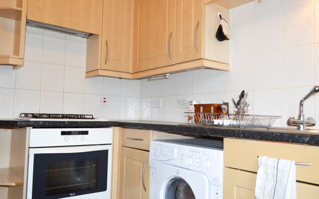 Bright 2 Bedroom Apartment With Parking in Edinburgh
