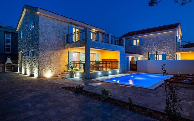 Amazing Home in Privlaka With 3 Bedrooms, Wifi and Heated Swimming Pool