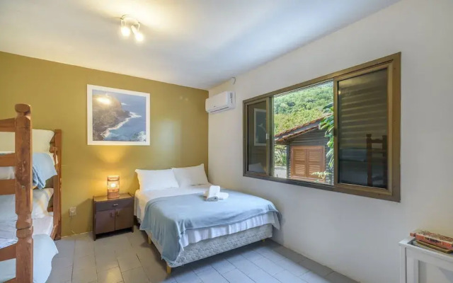 6BR Beachfront Home in Bombinhas Abm0101