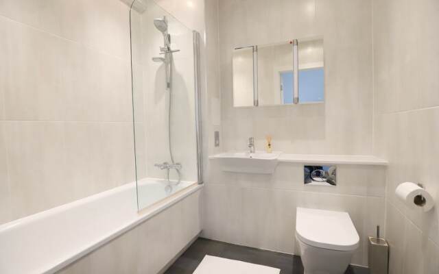 1 Bedroom Apartment With Balcony in Greenwich