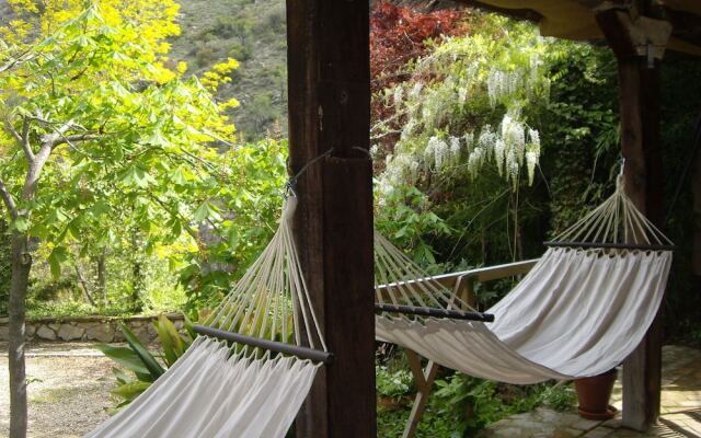 La Casita con jardín frente a la cascada