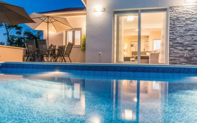 Nicoll With Pool, 50 m From the Beach