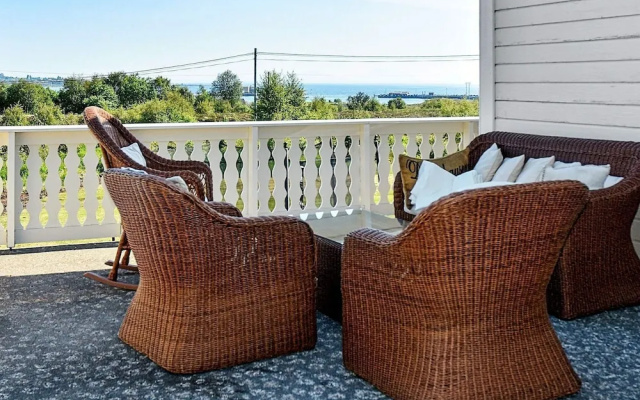 10 Person Holiday Home in Fjørtoft