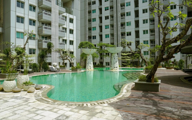 Comfort And Cozy 1Br At Sky Terrace Apartment