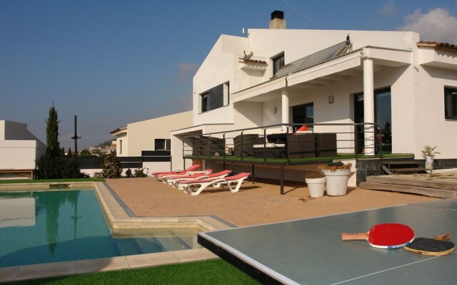 Scenic Villa in Palau Saverdera With Private Swimming Pool
