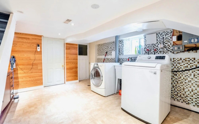 3BR Townhouse - St Clair West Village w Parking