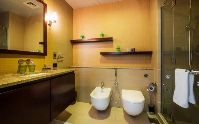 Bright Beachfront Apt w Wow Factor on The Palm