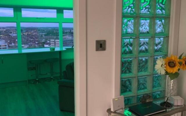 Luxury Panoramic Balcony Swindon Central