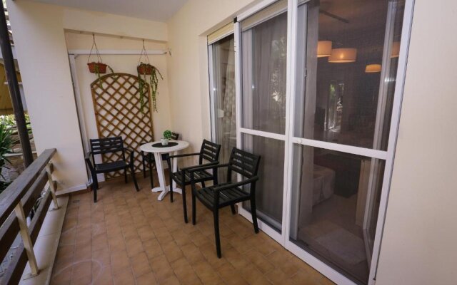 Pine-Tree Apt w/ Private Garden 50 m from the Sea