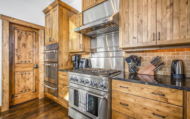 Inuksuk Lodge 4800 sq ft of Excellence