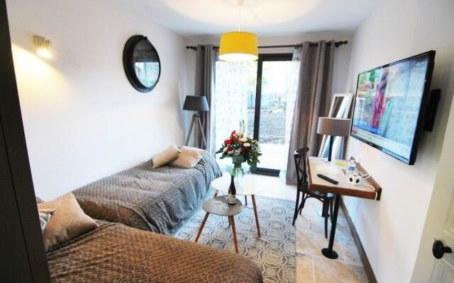 Appartements Pied à Terre, haut standing avec cuisine équipée et terrasse / Groupe HRM