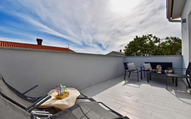 Bright and spacious apartment with grill ***