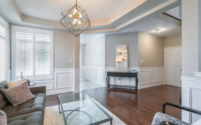 Stylish 4BR Oasis Peaceful Mississauga Location